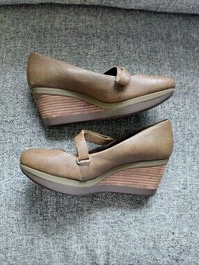 Y2K TSUBO Karris Olive Green Earth Toned Mary Jane Leather Wedges Size 7